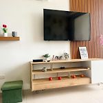 Apartamento con 3 Cuartos, 2 baños, AC y Vista al Mar