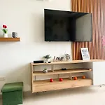 Apartamento con 3 Cuartos, 2 baños, AC y Vista al Mar