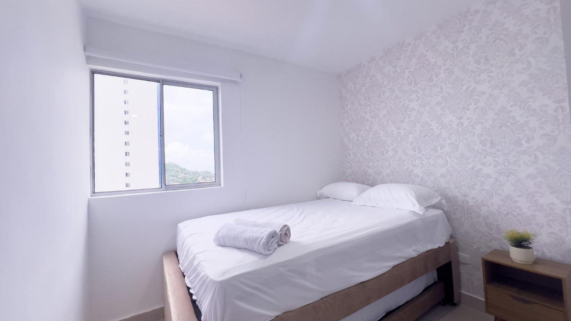 Con 3 Cuartos, 2 Baños, Ac Y Vista Al Mar