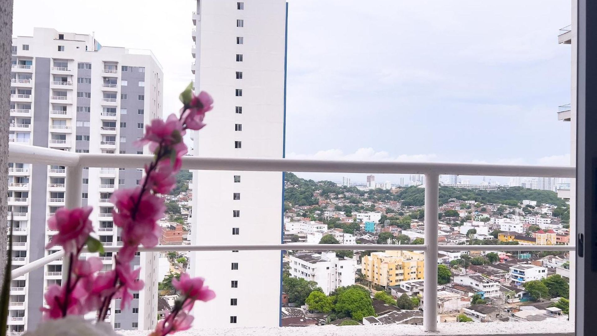 Apartamento Con 3 Cuartos, 2 Baños, Ac Y Vista Al Mar Cartagena