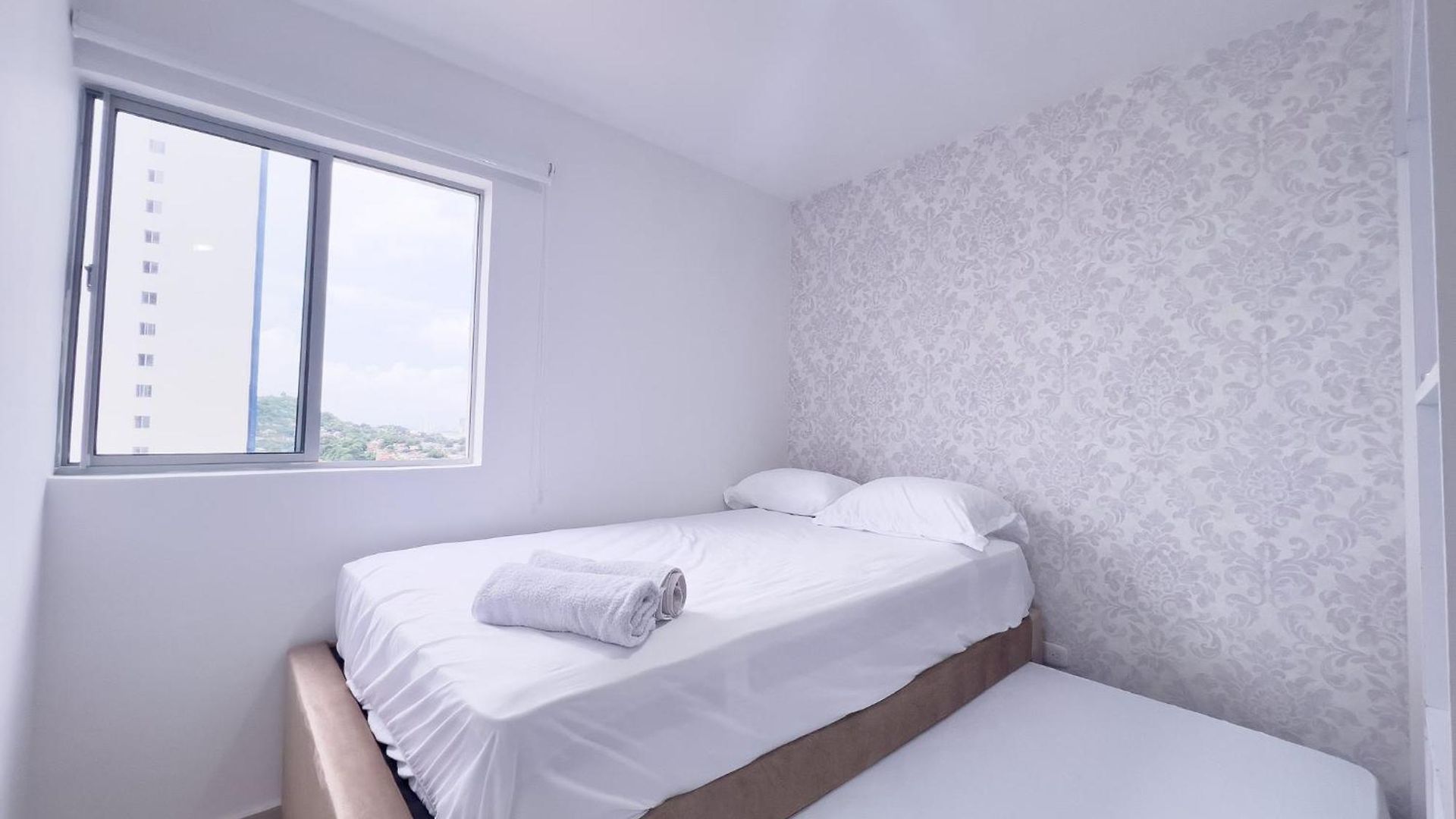 Con 3 Cuartos, 2 Baños, Ac Y Vista Al Mar