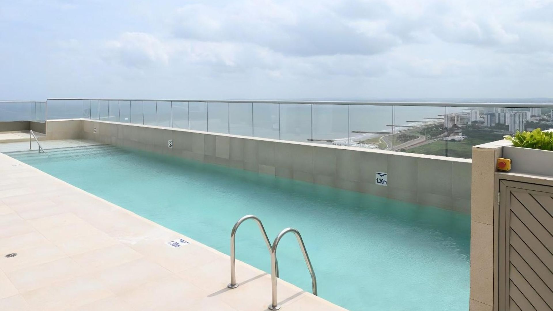 Apartamento Con 3 Cuartos, 2 Baños, Ac Y Vista Al Mar