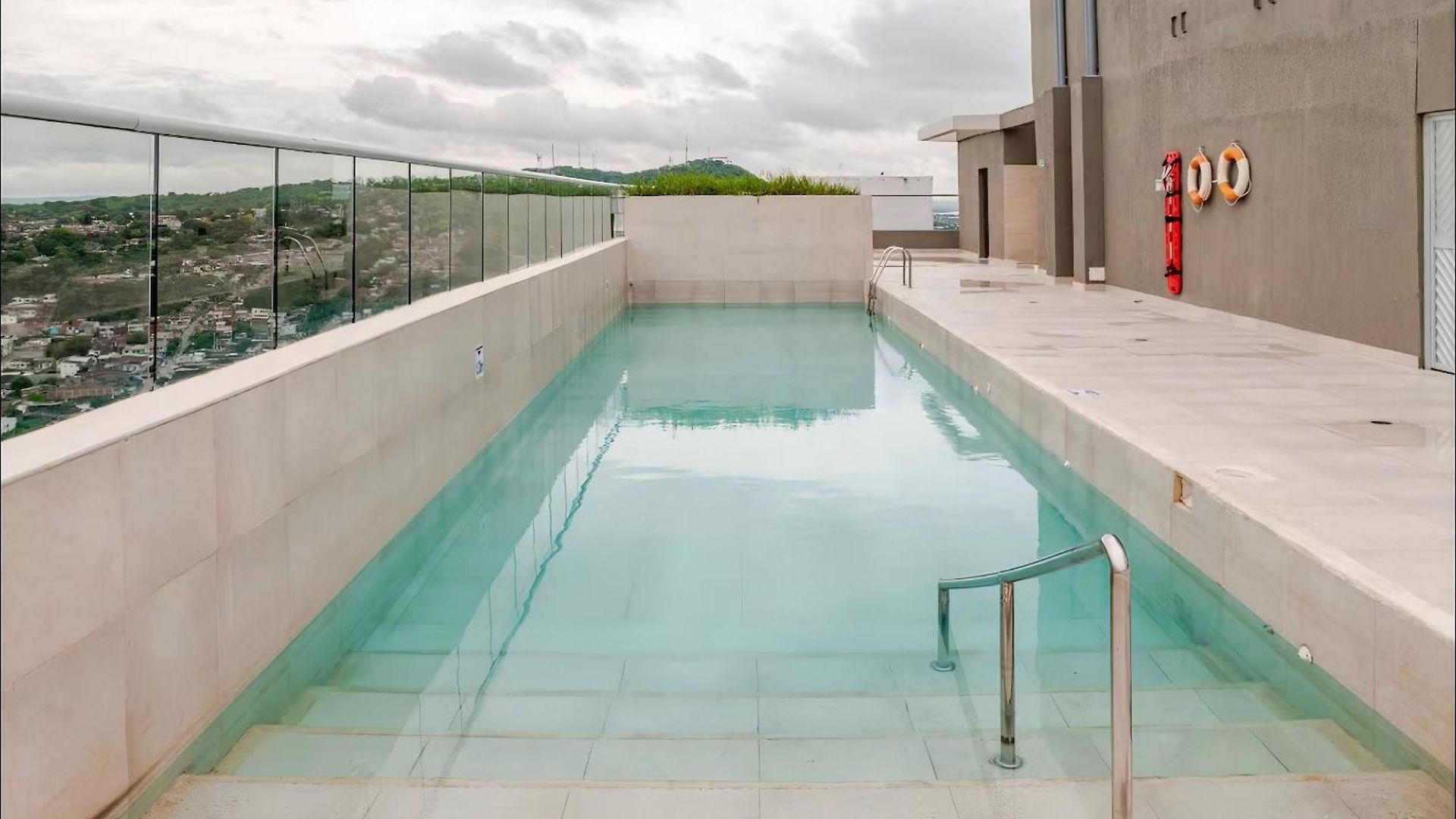 Apartamento Con 3 Cuartos, 2 Baños, Ac Y Vista Al Mar