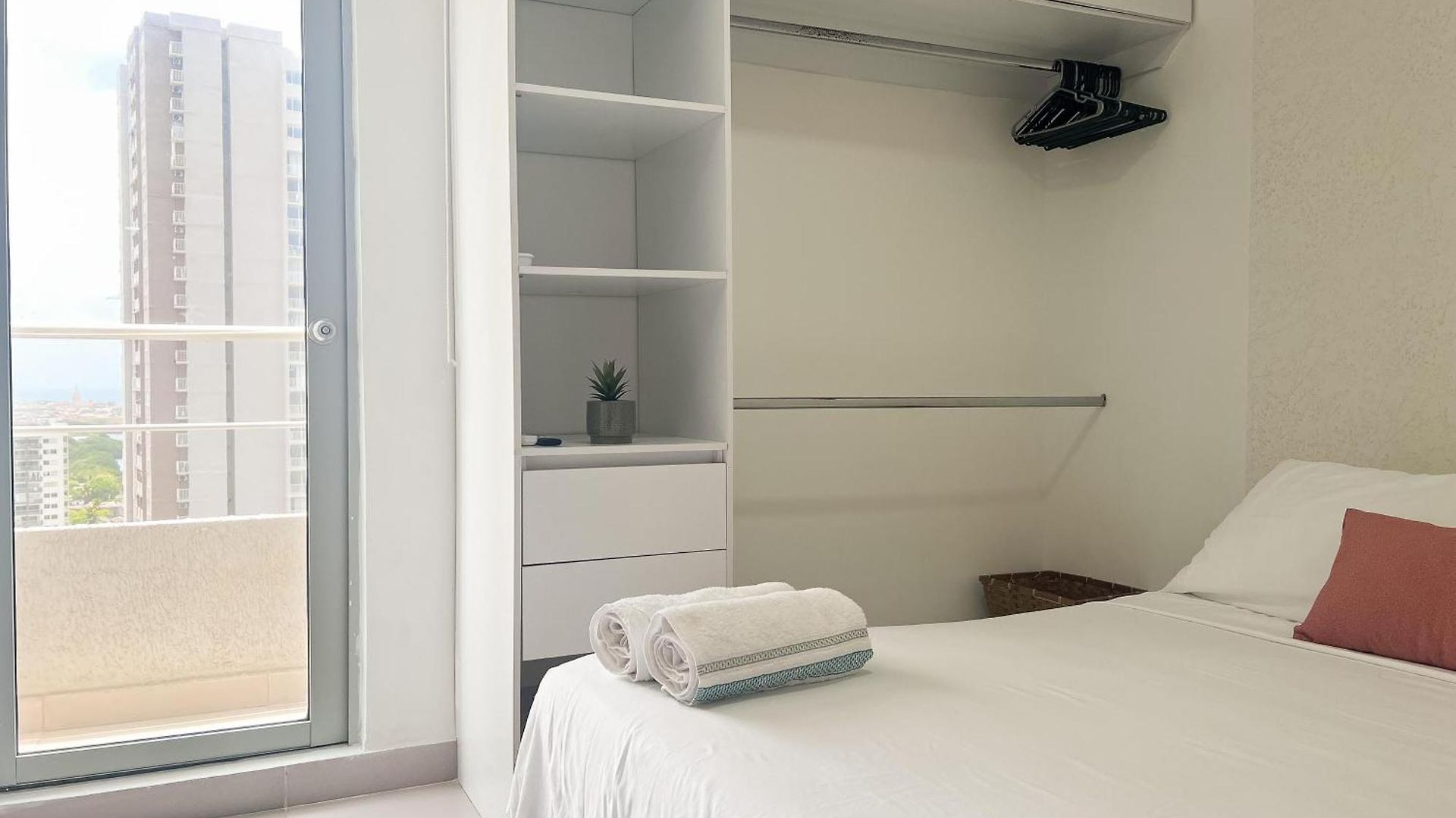 Con 3 Cuartos, 2 Baños, Ac Y Vista Al Mar Apartamento *