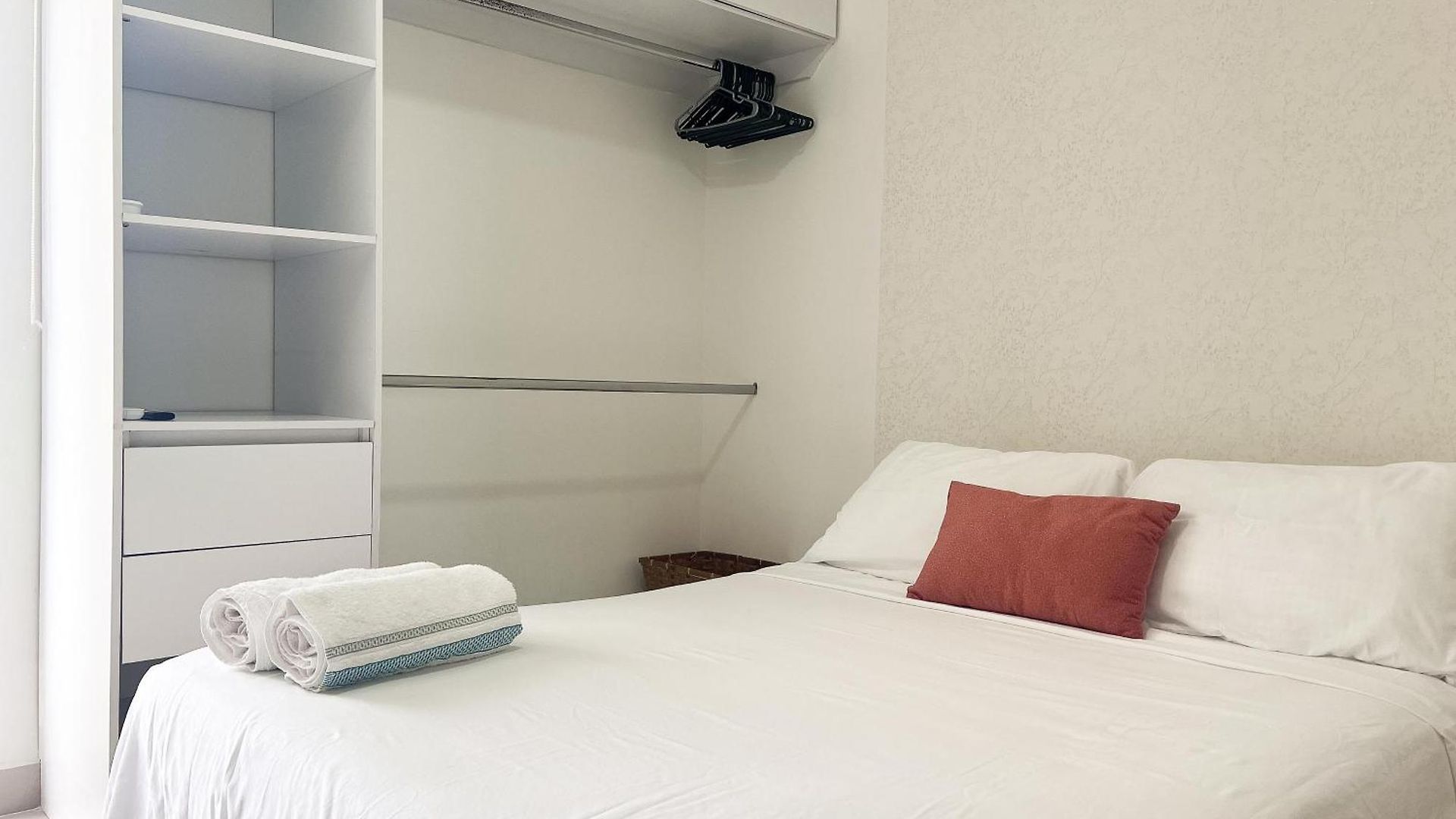 Apartamento Con 3 Cuartos, 2 Baños, Ac Y Vista Al Mar *