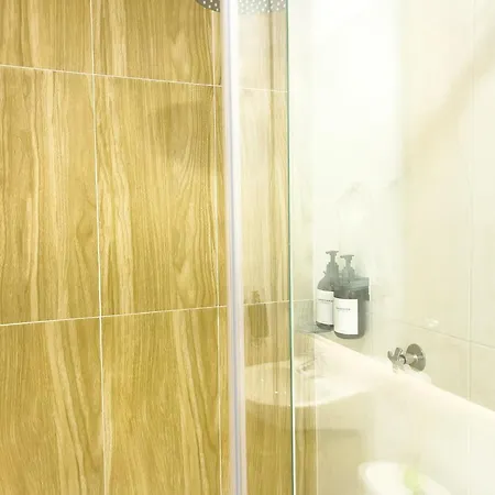 Con 3 Cuartos, 2 Baños, Ac Y Vista Al Mar Apartamento