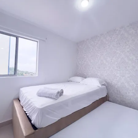 Con 3 Cuartos, 2 Baños, Ac Y Vista Al Mar