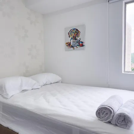 Con 3 Cuartos, 2 Baños, Ac Y Vista Al Mar