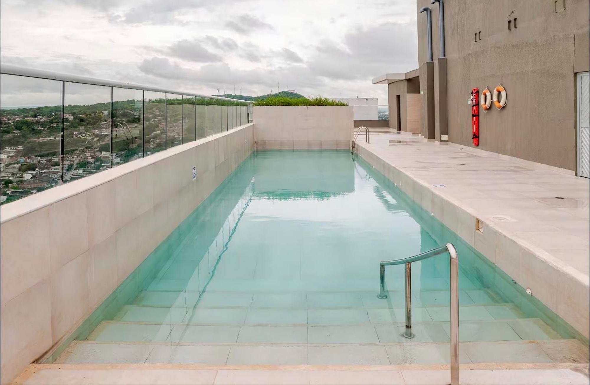 Apartamento Con 3 Cuartos, 2 Baños, Ac Y Vista Al Mar